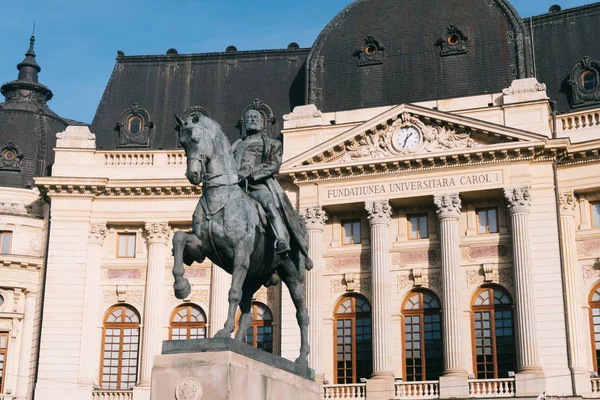 Bukareszt Rumunia Grudnia 2019 Centralna Biblioteka Uniwersytecka Bukareszcie Statua Króla — Zdjęcie stockowe