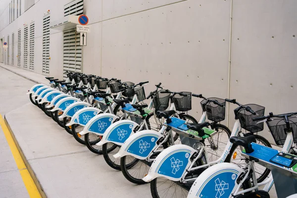 Atenas Grecia Diciembre 2019 Una Fila Bicicletas Alquiler Con Publicidad — Foto de Stock