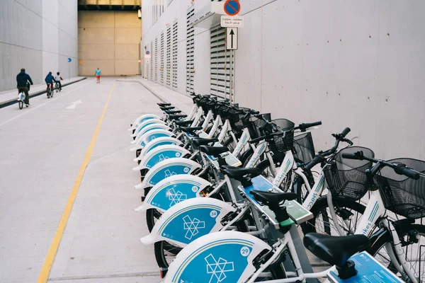 Atenas Grécia Dez 2019 Uma Fila Bicicletas Alugadas Com Publicidade — Fotografia de Stock