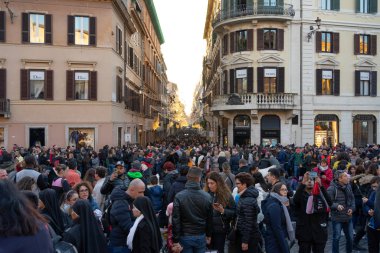 Roma, İtalya - 26 Aralık 2019 Via dei Condotti 'de İspanyol Merdivenleri yakınlarındaki Noel alışverişi için kalabalık.