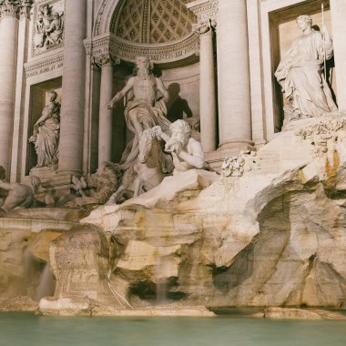 Roma, İtalya - 31 Aralık 2019: Trevi Çeşmesi yakın çekim gecesi. Roma, İtalya.