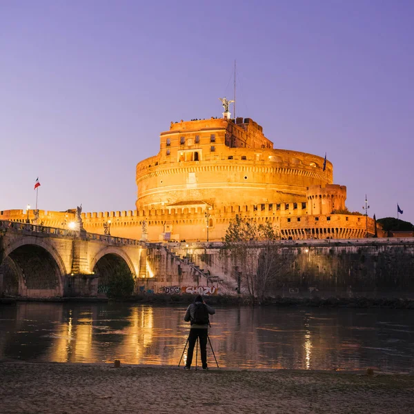 ローマ イタリア 2019年12月30日 ローマの夜にサンタンジェロ城で三脚を持つ写真家イタリア — ストック写真