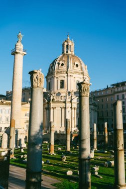 Roma, İtalya - 31 Aralık 2019: Trajan 'ın Forumu ve Santa Maria di Loreto Kilisesi, Roma, Lazio, İtalya' daki Trajan 'ın Sütunu (Unesco Dünya Mirası)