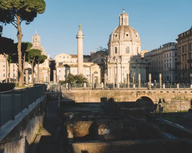 Roma, İtalya - 31 Aralık 2019: Trajan 'ın Forumu ve Santa Maria di Loreto Kilisesi, Roma, Lazio, İtalya' daki Trajan 'ın Sütunu (Unesco Dünya Mirası)