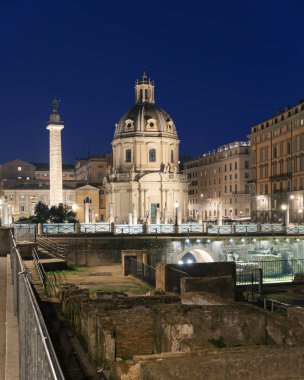 Roma, İtalya - 15 Aralık 2019 Roma, İtalya. Kilisenin Kutsal Adı Meryem ve Roma Zafer Sütunu Trajan Forumunda alacakaranlıkta