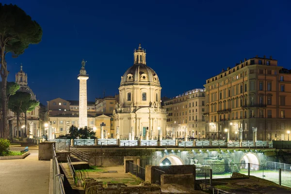 ローマ イタリア 2019年12月15日 ローマ イタリア教会トラヤヌス フォーラムの夕暮れ時のマリアとローマの三畳紀の列の最も神聖な名前 — ストック写真