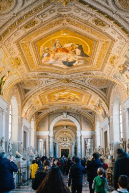 Roma, İtalya - 3 Ocak 2020: Vatikan Müzesinde Turistler.