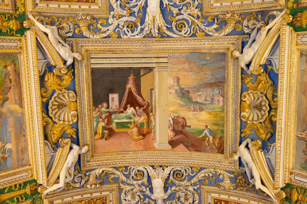 Roma, İtalya - 3 Ocak 2020: Vatikan Müzesi 'ndeki Harita Galerisinde duvar ve tavan resimleri.