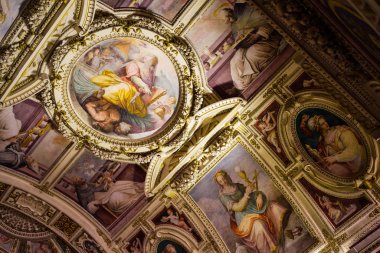 Roma, İtalya - 3 Ocak 2020: Roma 'daki Vatikan müzesinde güzel tavan sanatı.