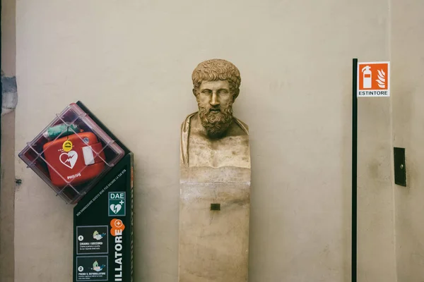 ローマ イタリア 2020年1月3日 バチカン美術館内 大理石の胸像や古代の彫刻が特徴です 救急キットのサイン消火器のサイン — ストック写真