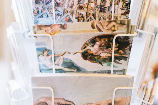 意大利罗马 2020年1月3日 梵蒂冈博物馆内的一家礼品店的架子上放着明信片 — 图库照片