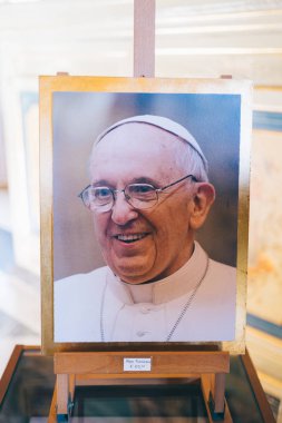 Roma, İtalya - 3 Ocak 2020: Papa Francis 'in Vatikan müzesindeki bir dükkanda satıldığını gösteren hatıralar. 