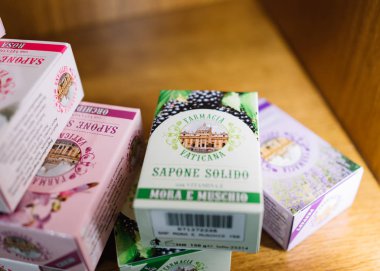 Roma, İtalya - 3 Ocak 2020: Vatikan müzesindeki bir dükkanda hediyelik eşya satılıyor. 