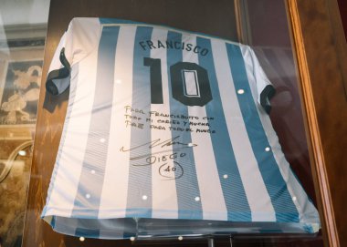 Roma, İtalya - 3 Ocak 2020: Maradona imzalı Arjantin gömleği Papa Francis için Vatikan Müzesi içinde hediye. Vatikan, Roma, İtalya. 