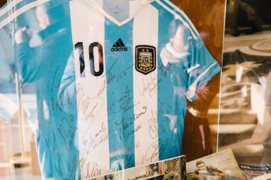 Roma, İtalya - 3 Ocak 2020: Maradona imzalı Arjantin gömleği Papa Francis için Vatikan Müzesi içinde hediye. Vatikan, Roma, İtalya. 