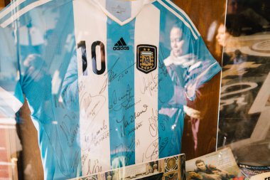 Roma, İtalya - 3 Ocak 2020: Maradona imzalı Arjantin gömleği Papa Francis için Vatikan Müzesi içinde hediye. Vatikan, Roma, İtalya. 