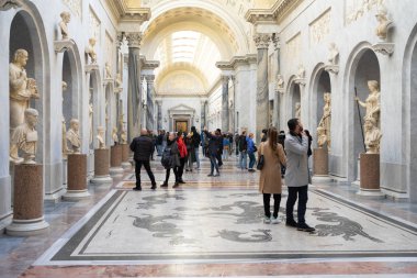 Roma, İtalya - 3 Ocak 2020: Vatikan Müzesinde Turistler.