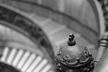 Roma, İtalya - 3 Ocak 2020: Roma 'daki Vatikan Müzesi' ndeki meşhur spiral merdivenin ayrıntıları 