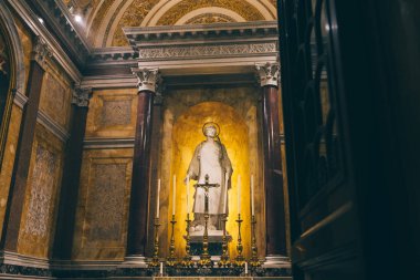 Roma, İtalya - 3 Ocak 2020: Duvarların Ötesinde Aziz Paul Bazilikası, Papale San Paolo fuori le Mura, iç mekan, Roma, Lazio, İtalya