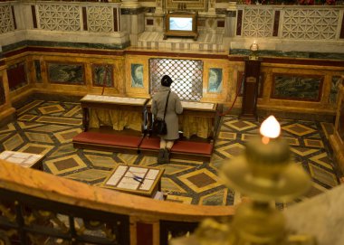 Roma, İtalya - 3 Ocak 2020: Duvarların Ötesinde Aziz Paul Bazilikası 'nda dua eden kadın, Papale San Paolo fuori le Mura, iç mekan, Roma, Lazio, İtalya