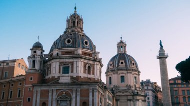 Roma, İtalya - 2 Ocak 2020: Trajan 'ın birliği ve Santa Maria di Loreto, Roma, İtalya