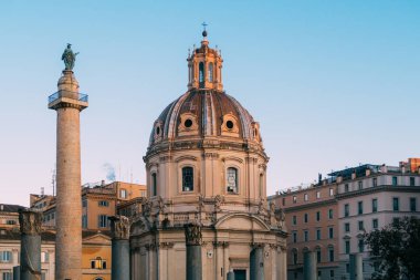 Roma, İtalya - 2 Ocak 2020: Trajan 'ın birliği ve Santa Maria di Loreto, Roma, İtalya