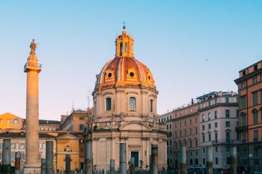 Roma, İtalya - 2 Ocak 2020: Trajan 'ın birliği ve Santa Maria di Loreto, Roma, İtalya