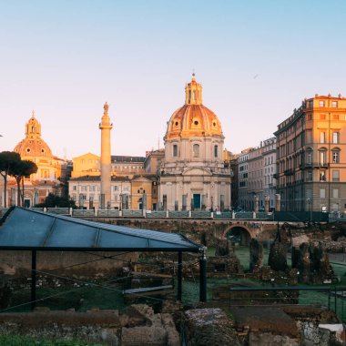 Roma, İtalya - 2 Ocak 2020: Trajan 'ın Forumu ve Santa Maria di Loreto Kilisesi' ndeki Trajan 's Column (Unesco Dünya Mirası), Roma, Lazio, İtalya