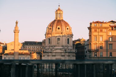 Roma, İtalya - 2 Ocak 2020: Trajan 'ın Forumu ve Santa Maria di Loreto Kilisesi' ndeki Trajan 's Column (Unesco Dünya Mirası), Roma, Lazio, İtalya