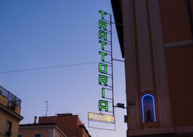 Roma, İtalya - 2 Ocak 2020: Roma, İtalya 'da bir binanın yan tarafında yeşil neon bir Trattoria tabelası. Trattoria bir İtalyan lokantasıdır, bir Ristorante 'den daha az resmi..