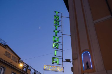 Roma, İtalya - 2 Ocak 2020: Roma, İtalya 'da bir binanın yan tarafında yeşil neon bir Trattoria tabelası. Trattoria bir İtalyan lokantasıdır, bir Ristorante 'den daha az resmi..