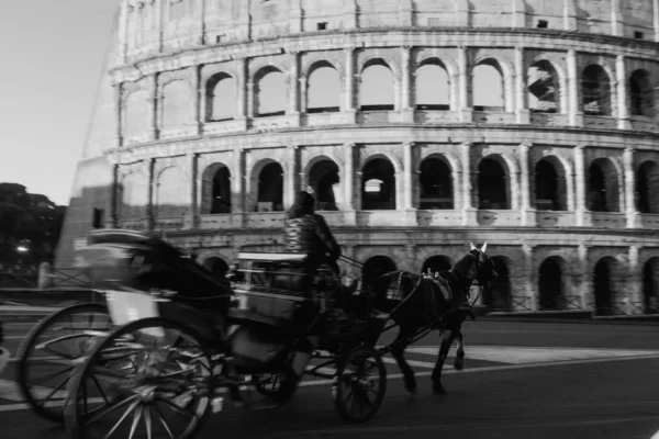 Roma Italia Gennaio 2020 Immagine Sfocata Cavallo Una Carrozza Passa — Foto Stock