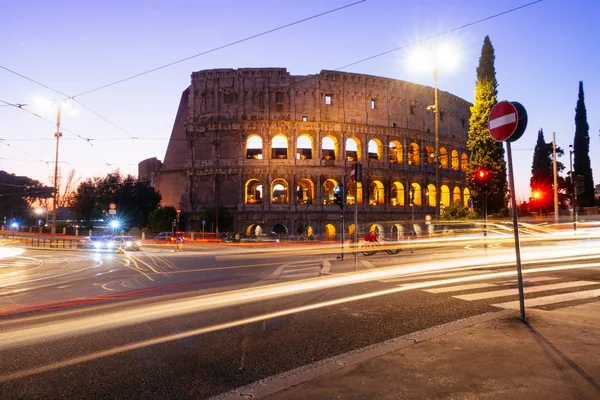 Roma Italia Gennaio 2020 Colosseo Notte Con Semafori Sfocati Colorati — Foto Stock