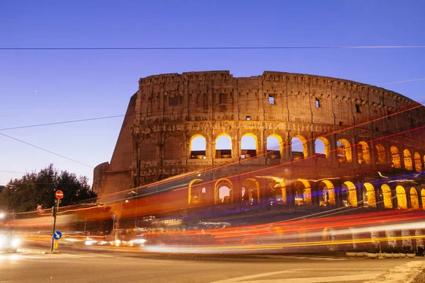 Roma Itália Janeiro 2020 Coliseu Noite Com Semáforos Coloridos Borrados — Fotografia de Stock