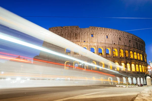 Roma Itália Janeiro 2020 Coliseu Noite Com Semáforos Coloridos Borrados — Fotografia de Stock