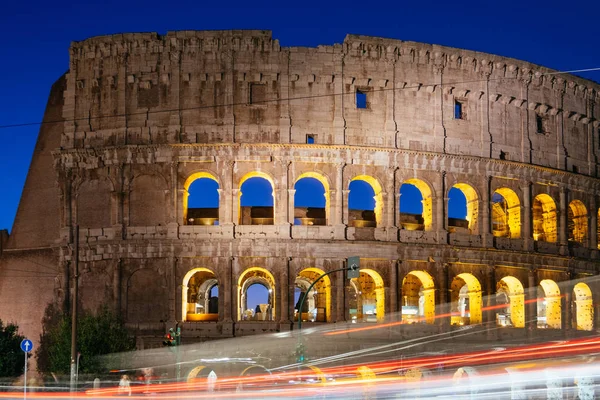 Рим Италия Января 2020 Колизей Ночью Красочными Размытыми Светофорами — стоковое фото
