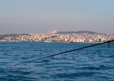 İstanbul, Türkiye - 10 Ocak 2020: Boğaz manzarası. Camlca Camii uzaktan görülebilir. Türkiye 'nin en büyük camii..  