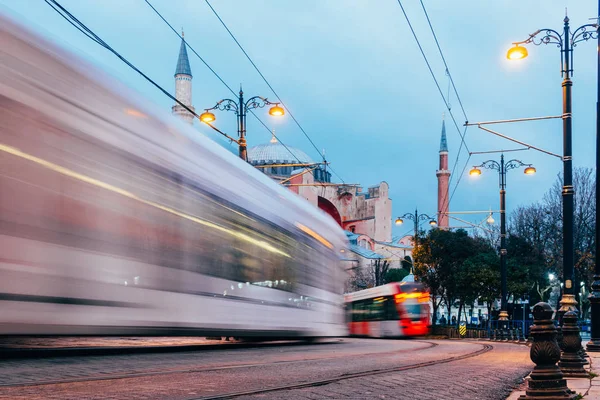 Istanbul Turkije Jan 2020 Een Tram Passeert Het Hagia Sophia — Stockfoto