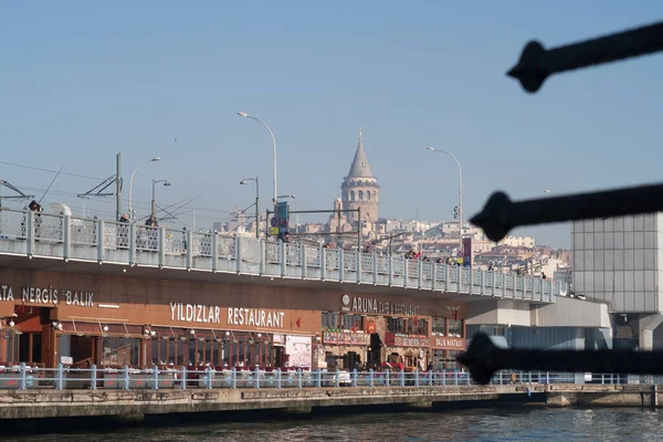 İstanbul, Türkiye - 10 Ocak 2020: Boğaz manzarası. Camlca Camii uzaktan görülebilir. Türkiye 'nin en büyük camii..  