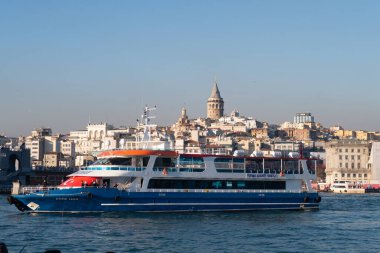 İstanbul, Türkiye - 10 Ocak 2020: Altın Boynuz 'da feribot arka planda Galata Kulesi, İstanbul, Türkiye, Avrupa