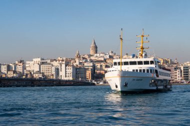 İstanbul, Türkiye - 10 Ocak 2020: Altın Boynuz 'da feribot arka planda Galata Kulesi, İstanbul, Türkiye, Avrupa