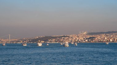 İstanbul, Türkiye - 10 Ocak 2020: Boğaz manzarası. Camlca Camii uzaktan görülebilir. Türkiye 'nin en büyük camii..  