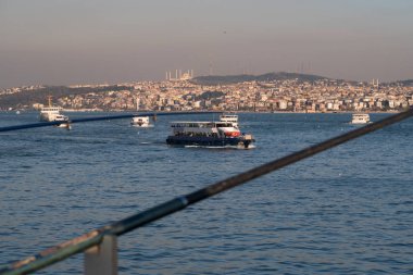 İstanbul, Türkiye - 10 Ocak 2020: Boğaz manzarası. Camlca Camii uzaktan görülebilir. Türkiye 'nin en büyük camii..  