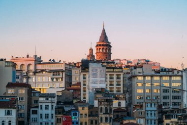 İstanbul, Türkiye - 10 Ocak 2020: Günbatımında Galata Kulesi, İstanbul, Türkiye. 