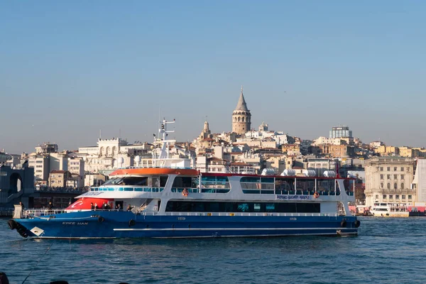 Estambul Turquía 2020 Barco Ferry Cuerno Oro Con Torre Galata — Foto de Stock