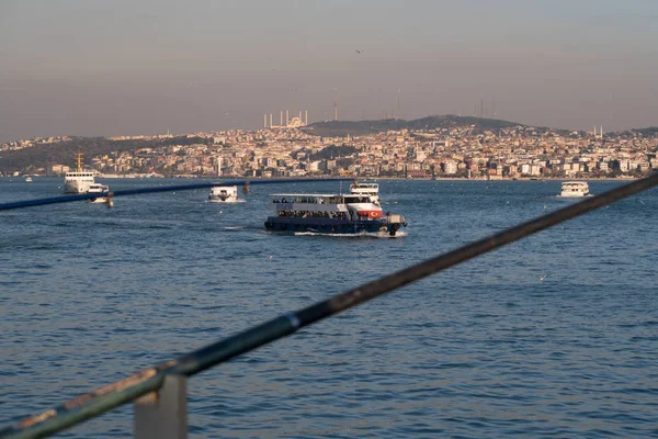 Isztambul Törökország Jan 2020 View Bosphorus Camlca Mecset Látható Távolban — Stock Fotó
