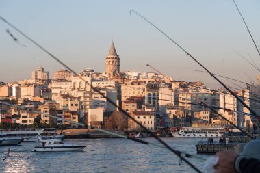 İstanbul, Türkiye - 10 Ocak 2020: Galata Köprüsü 'ndeki balıkçılar, Eminonu, Galata Köprüsü' nün arka planında yer alıyor. Türkiye