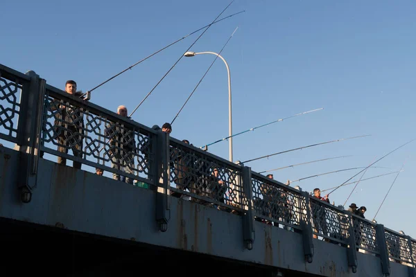 Istanbul Turkey Jan 2020 Local Fishermen Galata Bridge Istanbul Turkey — Stock Photo, Image