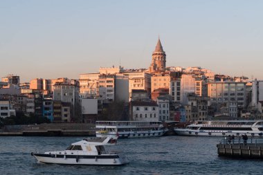 İstanbul, Türkiye - 10 Ocak 2020: Arkaplanda Galata Kulesi, İstanbul, Türkiye ve Avrupa ile Golden Horn 'da feribot ve yat