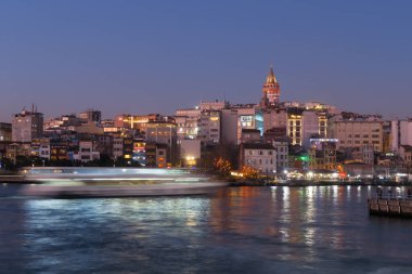 İstanbul, Türkiye - 10 Ocak 2020: Altın Boynuz 'da feribot arka planda Galata Kulesi, İstanbul, Türkiye, Avrupa